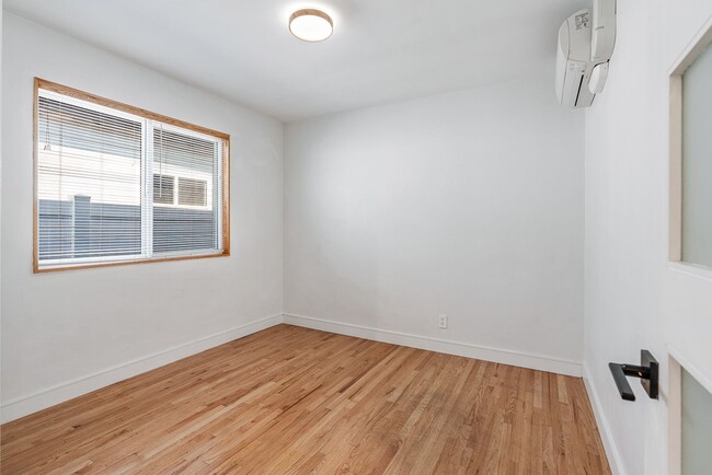 Photo - Move-in ready Magnolia Park gem — modern f...