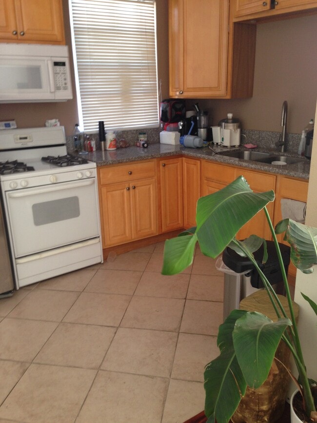 Building Photo - 2137 7th Ave Unit balachap