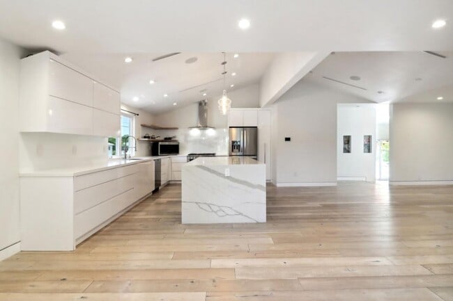 Photo - 19041 Calvert St