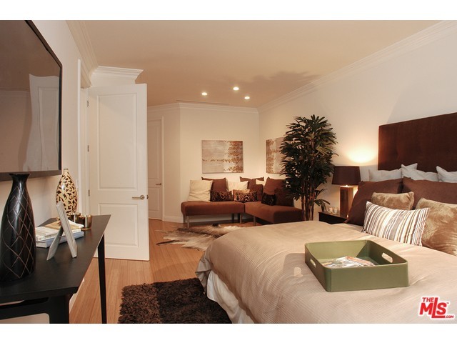 Large Bedroom with office space - 8121 Norton Ave