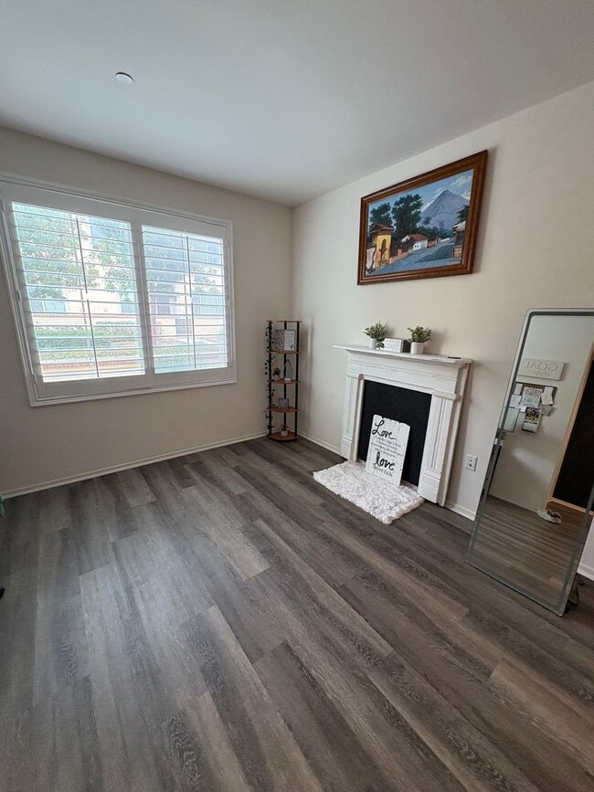 Photo - Beautifully Upgraded 2 Bedroom, 2-Bathroom Condo--Ontario