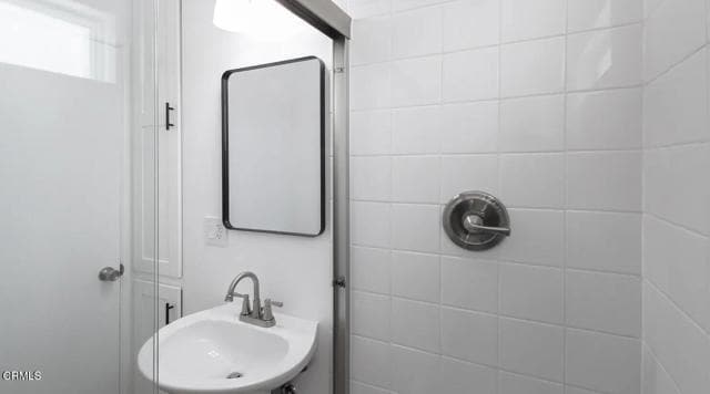 Photo - 230 N Hollywood Way