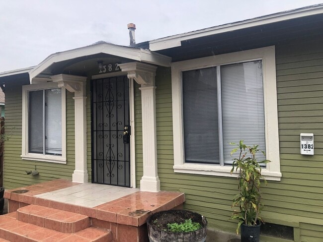 Building Photo - 1380 Gaviota Unit 1382