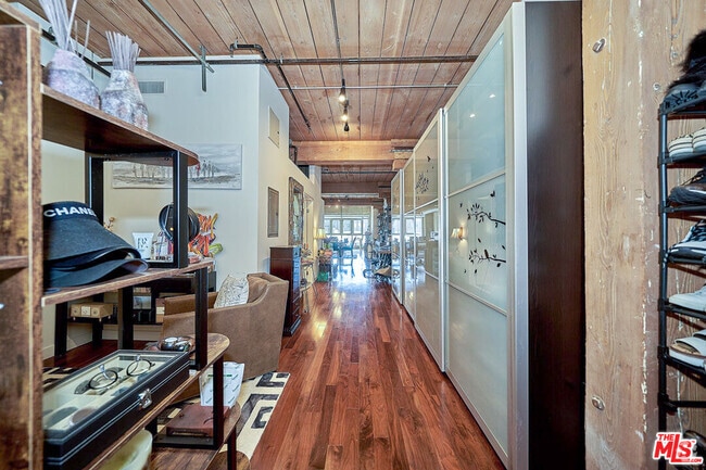 Building Photo - 530 S Hewitt St Unit 326 Rental