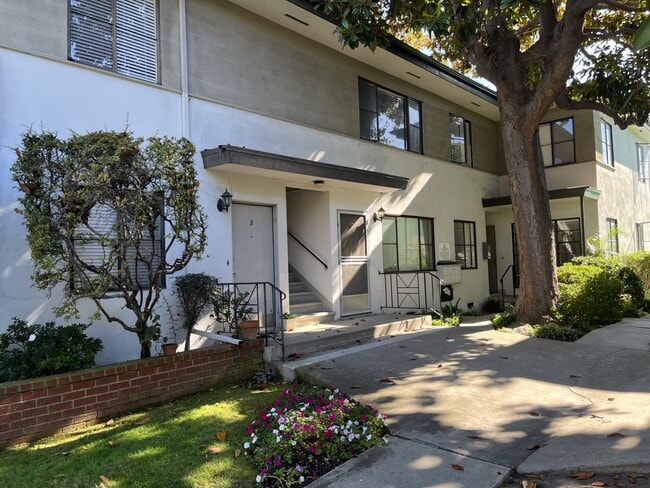 Bld Ext 1 - 3171 S Barrington Ave Unit B