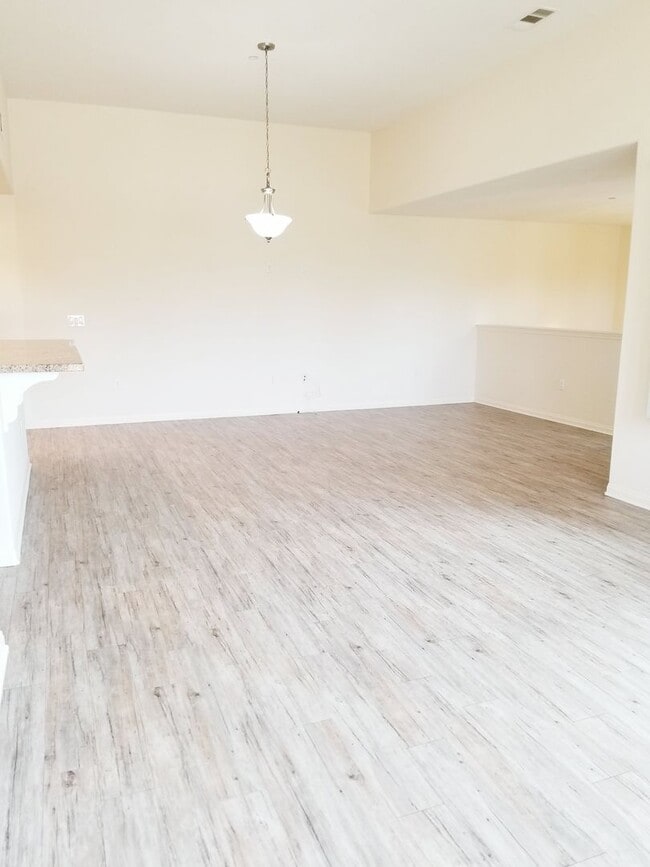 Photo - Spacious Condo 3 bedrooms, 2 bathrooms Built 2016