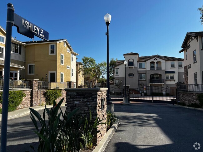 Building Photo - 3 Bed 3 Bath Condo for Rent at the Whittie...