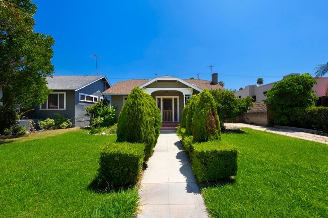Building Photo - Classic Anaheim Living with Prime Location
