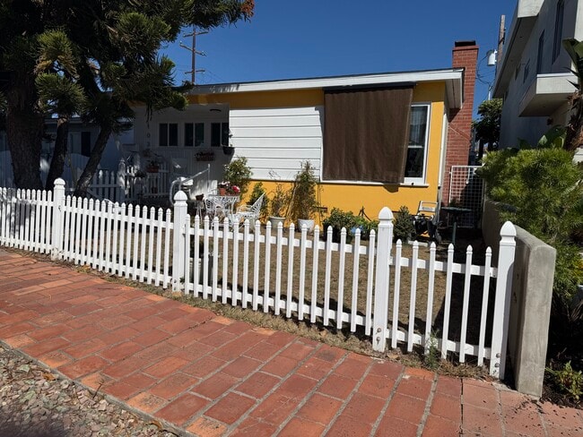 Building Photo - 105 Avenida Aragon Unit # B