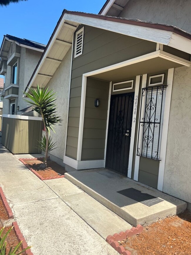 Building Photo - Beautiful 2 Bedroom/1 Bath Floor Level Rem... Rental