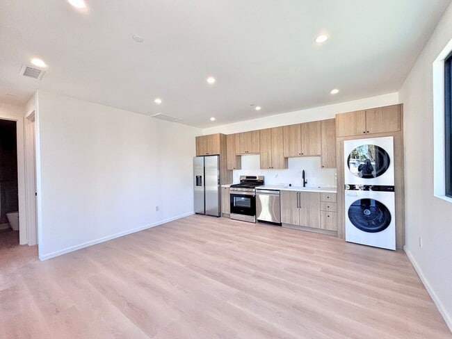 Building Photo - 17852 Saticoy St Unit 17852 1/2 Saticoy St