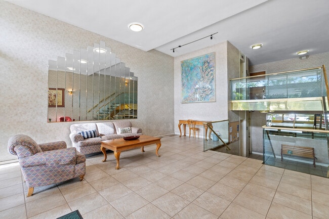 lobby - 4915 Tyrone Ave Unit 215