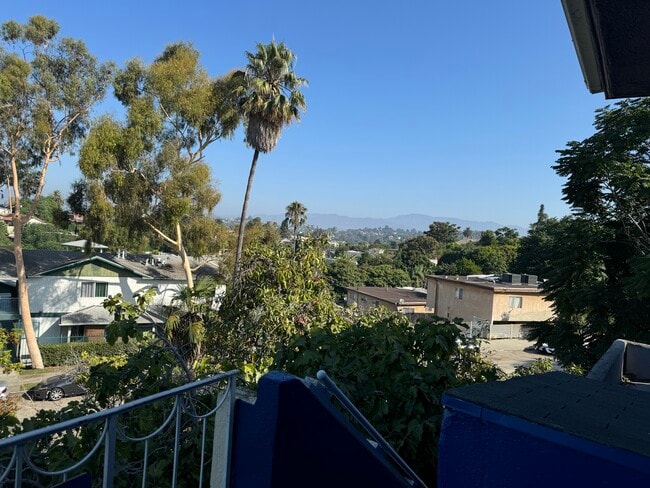 Building Photo - 1461 Carroll Ave Unit 2