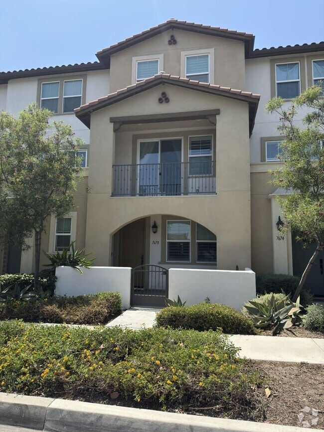 Building Photo - Gorgeous 3bdrm/3ba 2018 build condo...