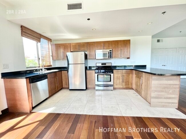 Building Photo - 8813 Burton Way