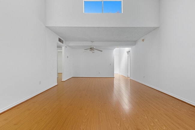 Photo - 18350 Hatteras St Unit 253