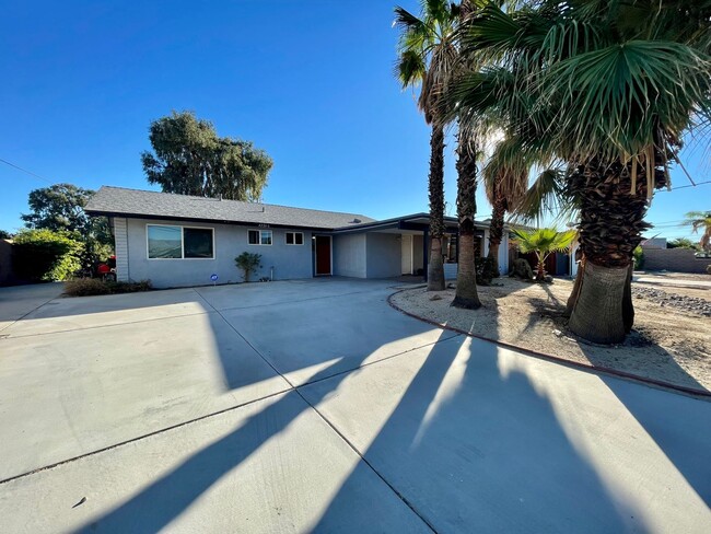 Building Photo - AVAILABLE NOW !! 2 Bedroom 2 Bathroom Home in Palm Desert Country Club!!
