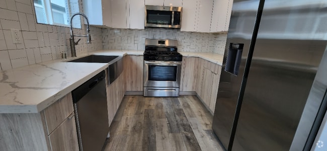 Building Photo - 12648 Oxnard St Rental