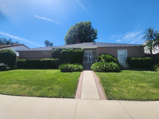 Building Photo - Sherman Oaks Traditional