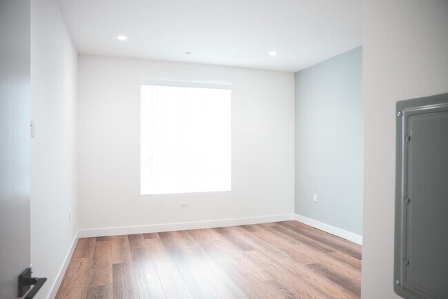 Photo - 8940 Reseda Blvd