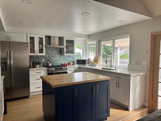 Photo - Beautiful 4-Bedroom + Loft Home in Desirab...