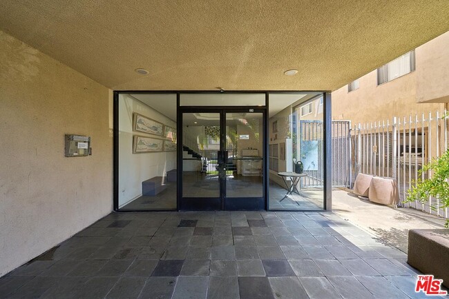 Photo - 326 S Manhattan Pl Unit 205