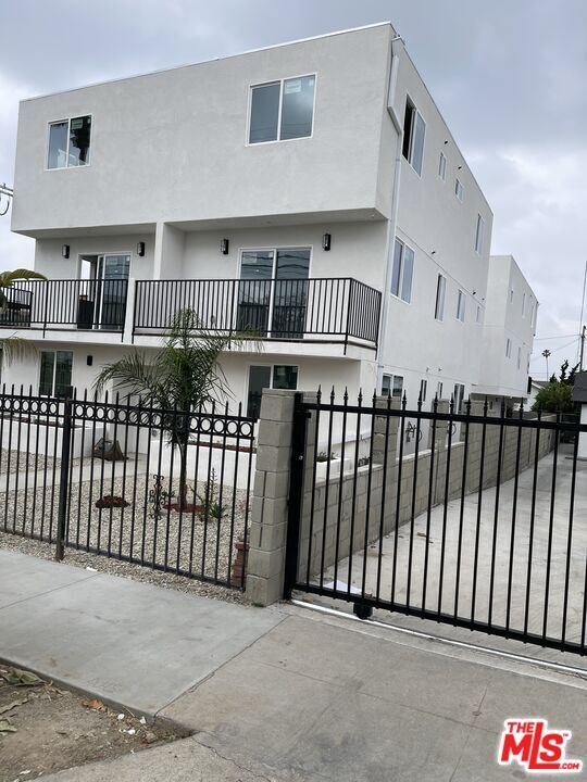 Photo - 1237 N Kenmore Ave Apartment Unit 4