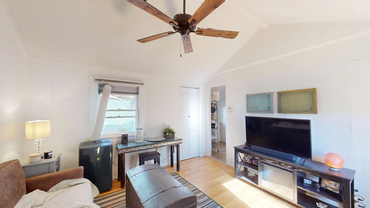 3D Tour - 1612 N Genesee Ave