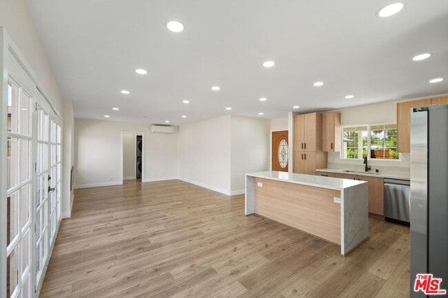 Photo - 21009 Saticoy St