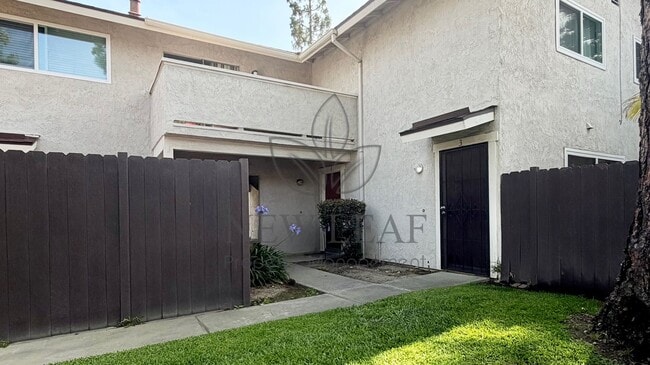 Building Photo - Charming 2-Bedroom Condo in North Pomona – Prime Location! Unit 4