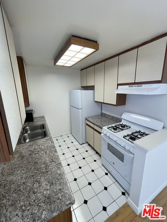 Photo - 1252 Barry Ave Unit 6