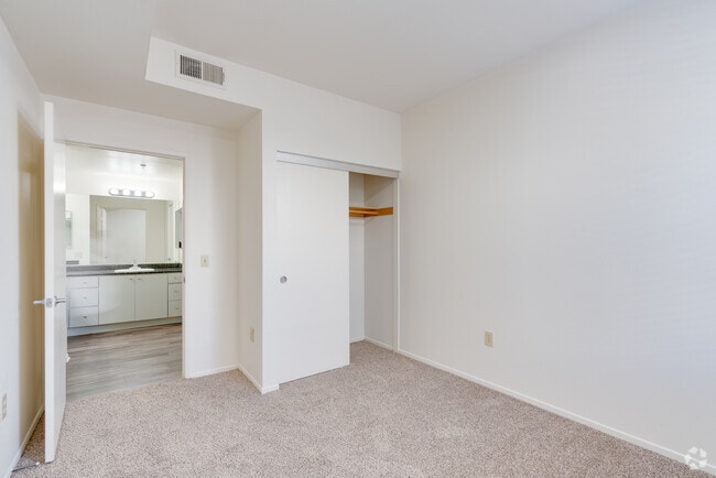 2BR, 1BA - 835SF - Helix at University Village