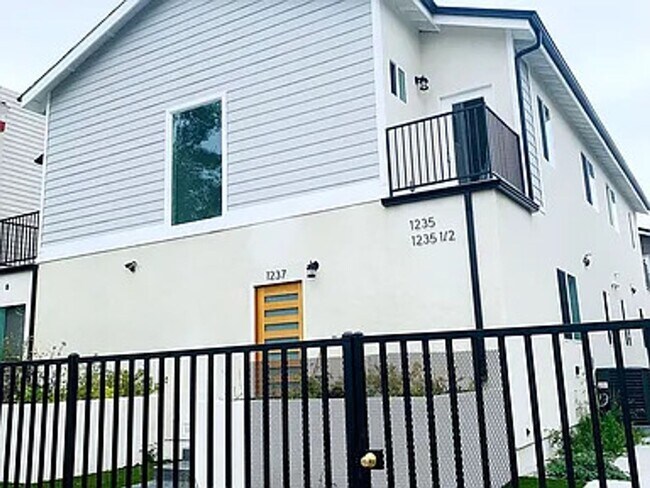 Photo - Soho Partners 1235 Unit 1235 1/2 (WHOLE )