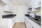 1BD, 1BA - 625SF - Kitchen - Irolostar Apartments