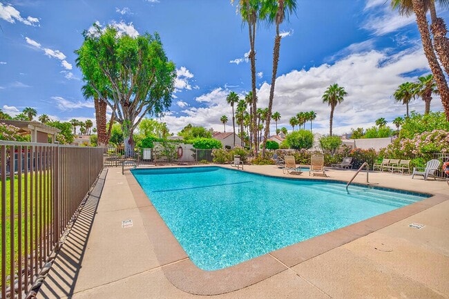 Photo - 468 Sunningdale Dr