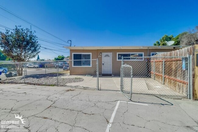 Building Photo - Freshly Renovated 2Bdm 1Ba Apartment in San Diego