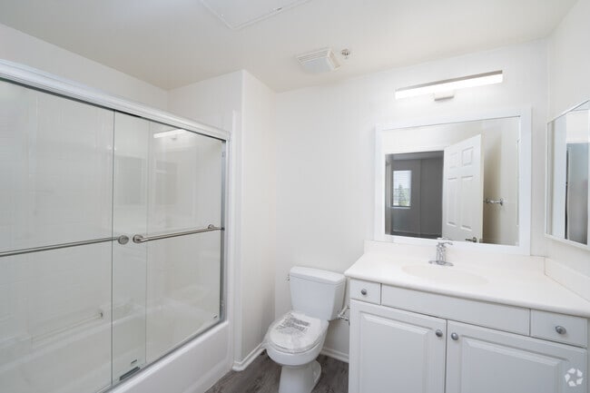 2BR, 2BA - 1007SF - Bathroom - Glendora Park Place Apartments