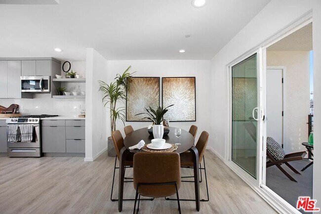 Photo - 945 N Oxford Ave Unit 6