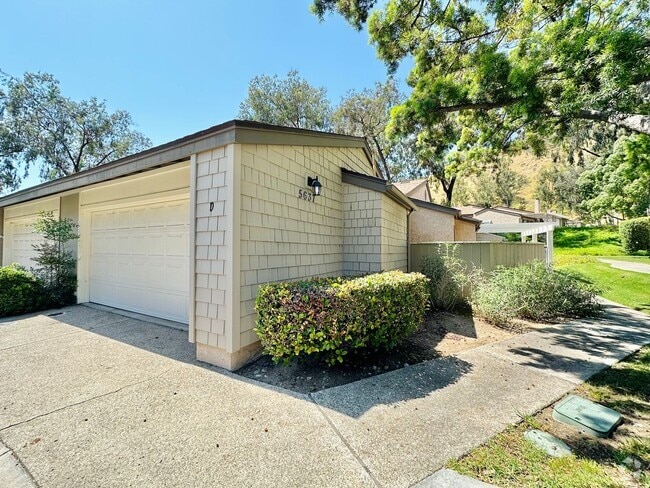 Building Photo - 3 Bedroom Townhome In the Beautiful Smoke ...