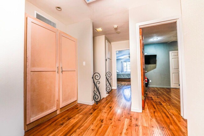 Photo - 20212 Valerio St