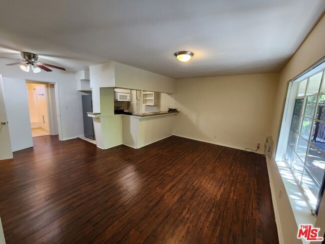 Building Photo - 1013 N San Vicente Blvd Unit 2