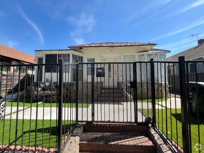 Building Photo - 2910 S Budlong Ave Rental