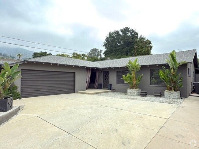 Building Photo - Beautiful 4 bedroom, 2 bathroom house with...