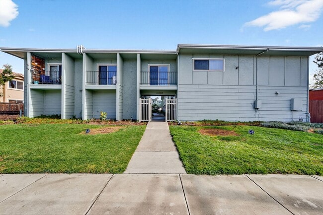 Building Photo - Spacious 3 Bedroom 1.5 Bath Townhome with Brand New A/C & Appliances