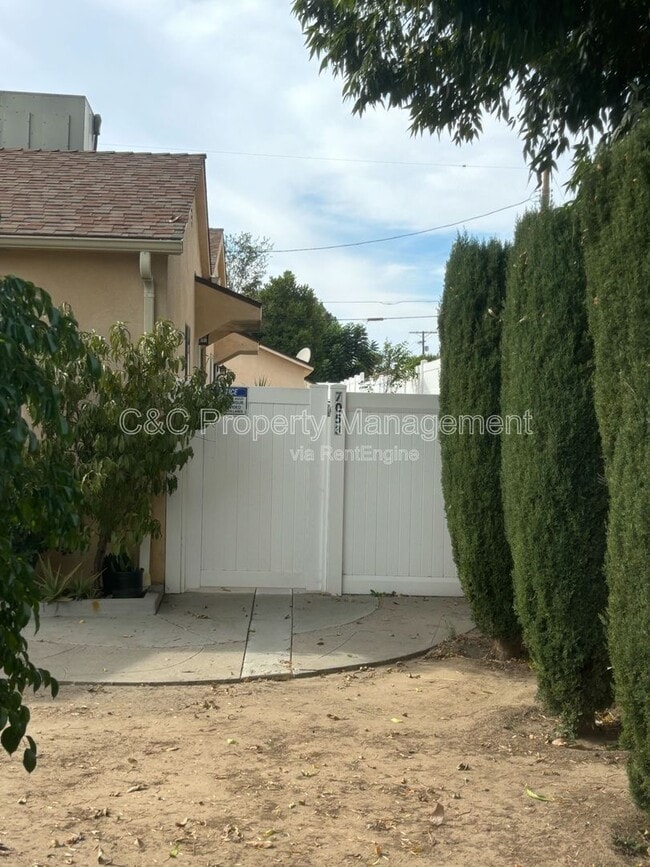 Photo - 7053 Lindley Ave