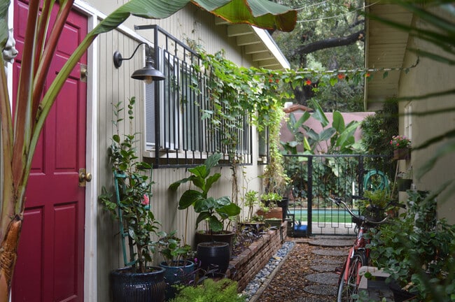 Building Photo - 607 Buena Loma St Unit Cottage