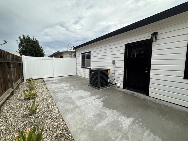 Photo - 323 S Kroeger St