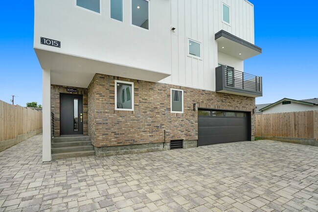 Photo - 5 Bedroom / 4 bathroom Fully Detached Townhouse in Echo Park with Private Garage