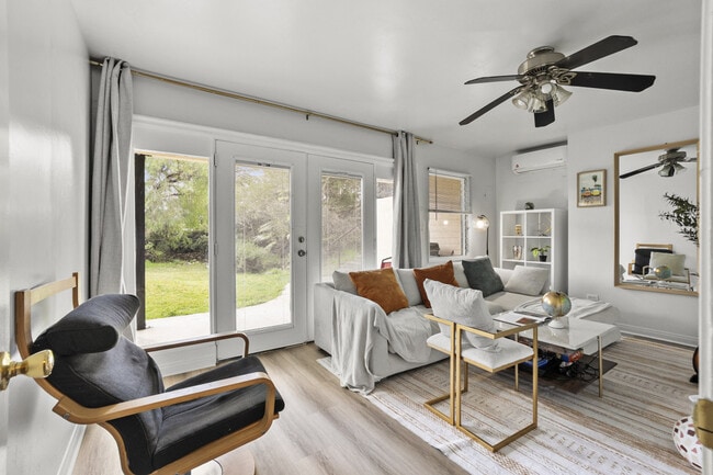 Building Photo - 4989 Randlett Dr Rental