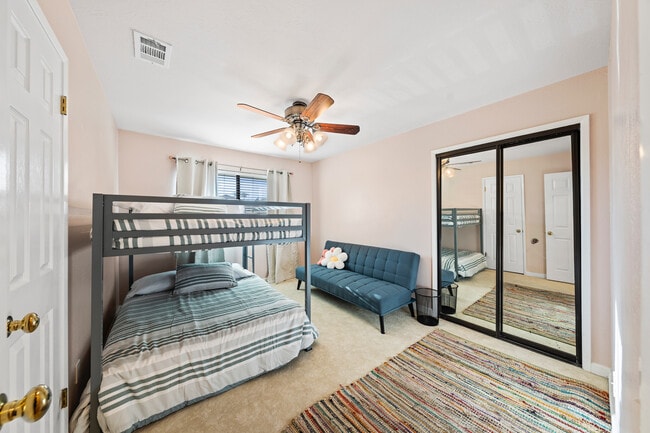 2 full beds -Bunk Room - 29930 Mayflower Dr